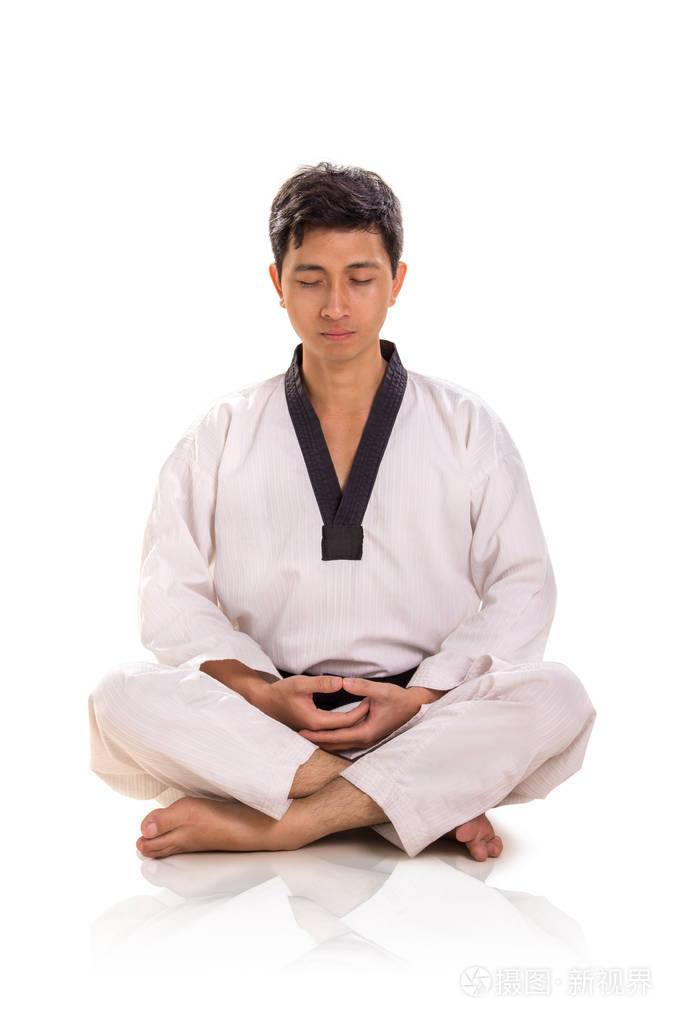 年轻的亚洲男性武术家冥想莲花姿势全长肖像隔离在白色背景上
