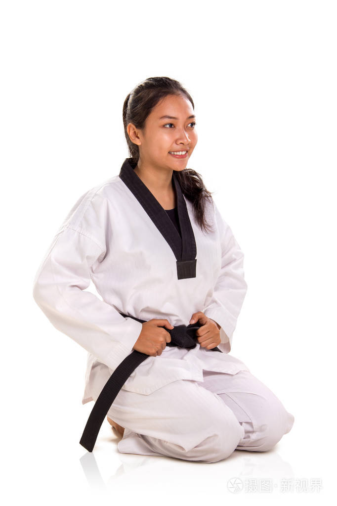 美丽的微笑亚洲女性武术战士跪姿全长肖像工作室背景照片-正版商用图
