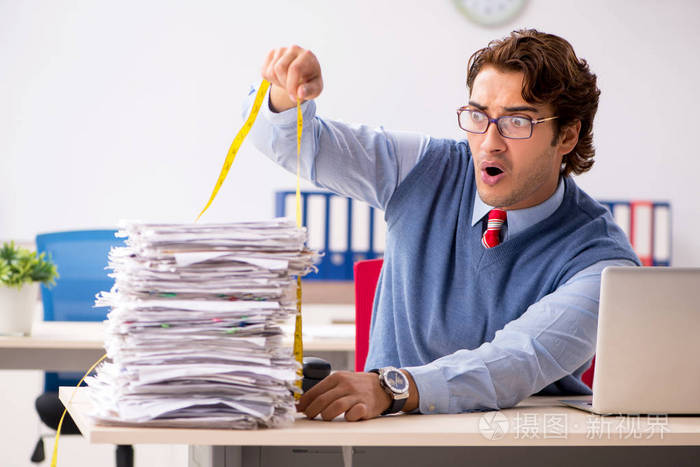 年轻英俊的员工对过度的工作不满