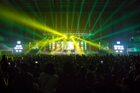 音乐品牌展示在舞台上或音乐会现场和离焦娱乐音乐会灯光在舞台上与激光光束派对的概念。