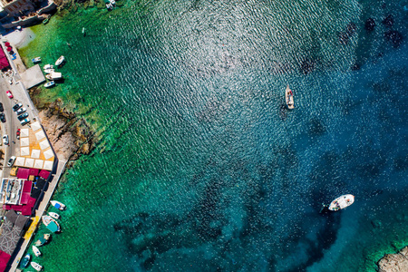 拉科尼亚的Gerolimenas鸟瞰，是马尼最美丽的定居点之一，有一个小的自然港口。希腊，伯罗奔尼撒