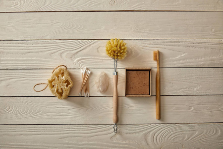 摆放物品白色木制表面上摆放的各种卫生和护理物品的俯视图,零浪费