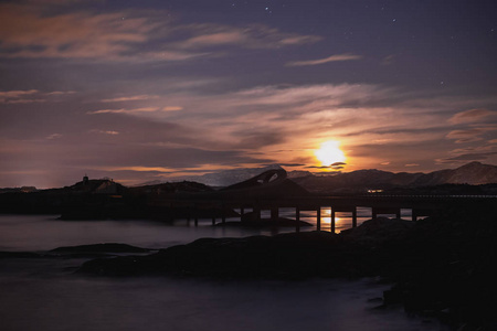上升的月亮越过大西洋路大西洋，在挪威。冬天的夜晚在这条著名的道路上。