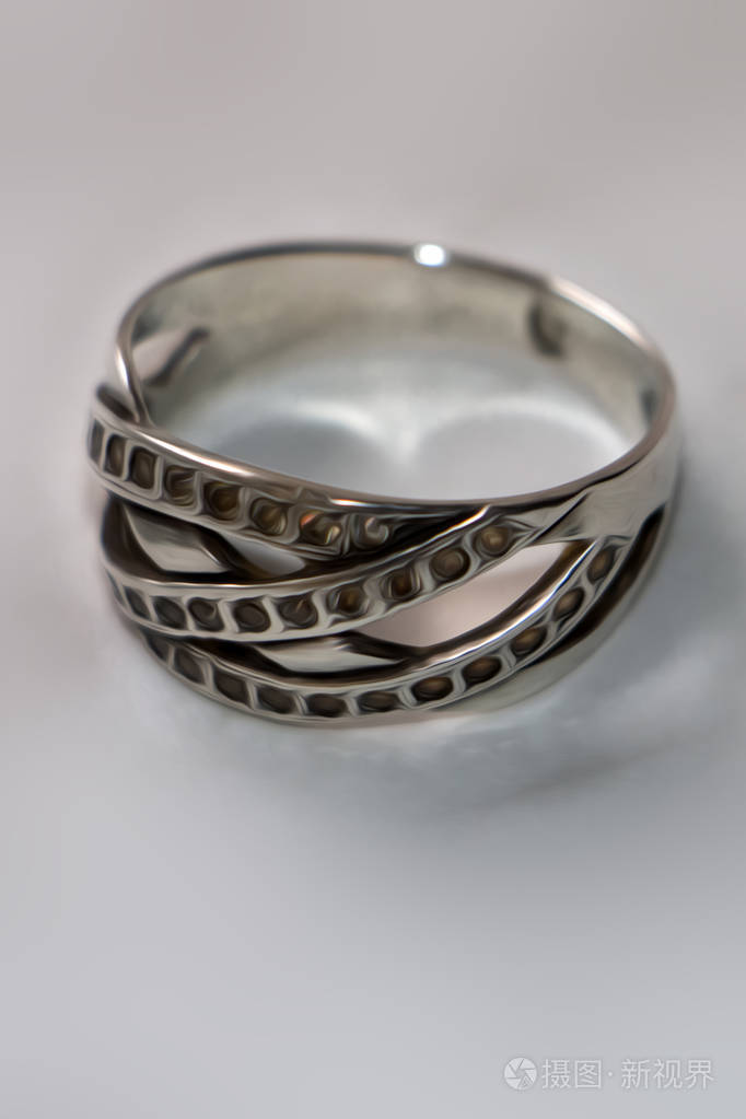 白色背景上的旧银环.