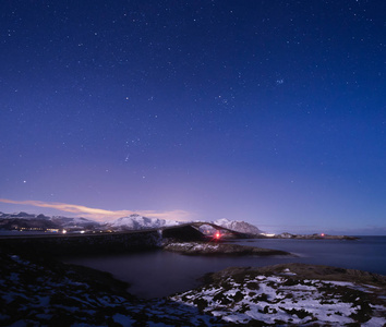 夜晚与月亮并在挪威的大西洋路大西洋上观看。冬季景观和颜色。在斯托西桑布鲁阿桥上观看。