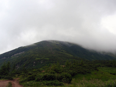 喀尔巴阡山脉的胡佛拉山顶的雾中的群山和青山