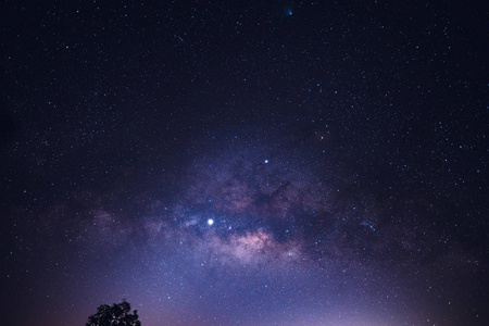 夜空星星和银河系在茅台酒上