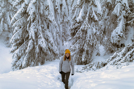 Hapopy旅游小姐在山里度寒假