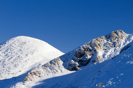 冬季雪山景观在阳光明媚的白天与蓝天。 斯洛伐克欧洲的马拉法特拉国家公园。