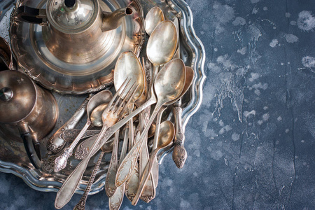melkhiorovye老式餐饮项目托盘水壶，叉子，刀匙，顶部视图水平复制空间