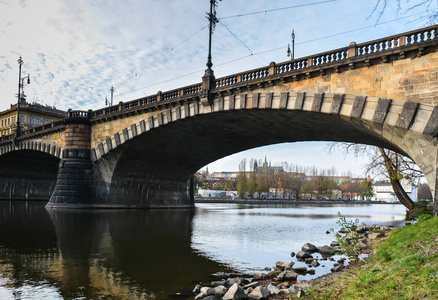 布拉格的乐高大桥通过Vltava。 捷克首都秋季城市景观。