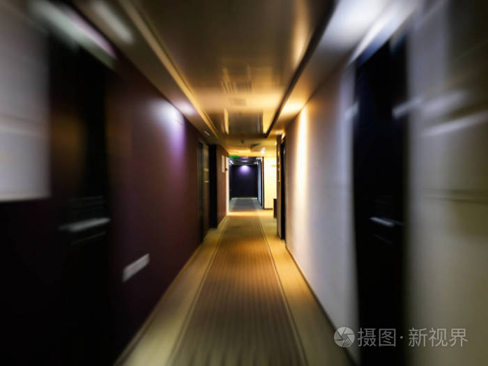 长长的空暗走廊,许多门在老式风格色调. 运动模糊效应.