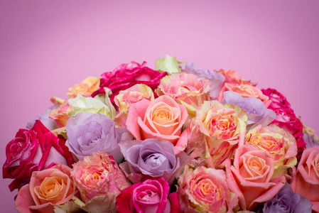 美丽的玫瑰花束在一个礼品盒。粉红色玫瑰的花束。粉红玫瑰特写。在粉红色的背景上, 有文本的空间