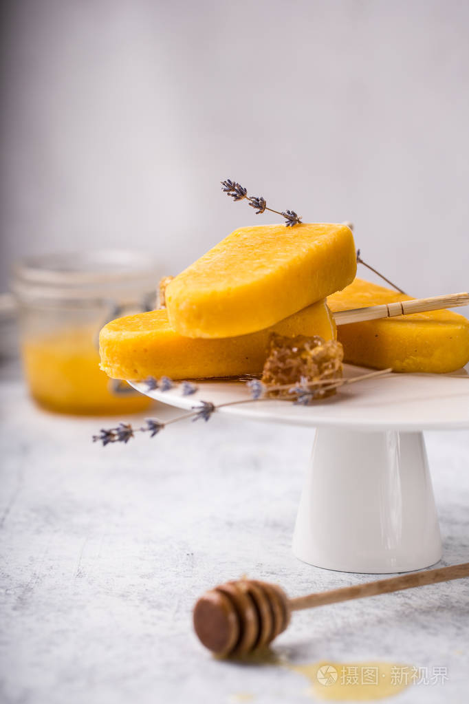 黄色冰淇淋蜂蜜和薰衣草选择性聚焦
