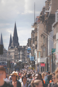 爱丁堡苏格兰人在王子街聚集
