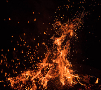 燃烧着火花飞翔.美丽的火焰背景照片