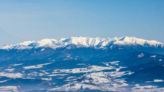 晴天的冬季雪景。 斯洛伐克欧洲西塔特拉斯山脉的全景。