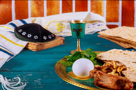 老式的SED板，犹太节日逾越节，犹太食物和葡萄酒的视图从上面。