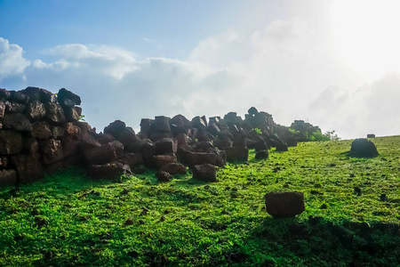 美丽的绿色草坪，半岛上的小有趣的石头靠近戈卡纳村。 印度