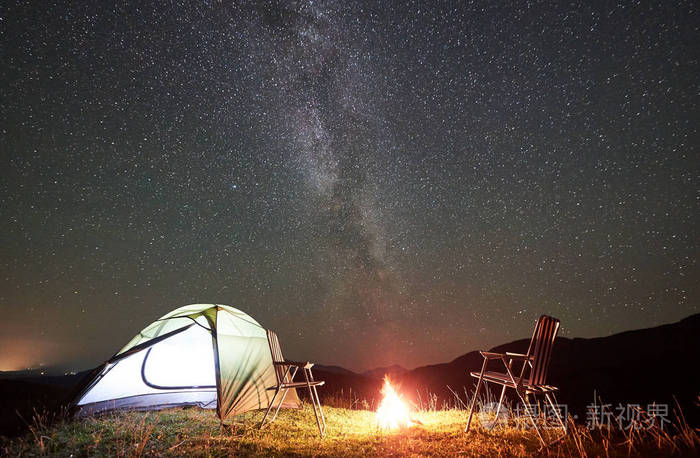 夜间在大树附近的山上露营