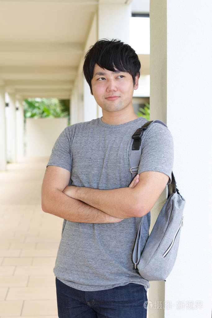 抱着胳膊的亚洲男人