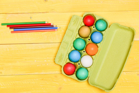 五颜六色的铅笔.复制空间.健康快乐的假期.在蛋盘里画鸡蛋.春假.