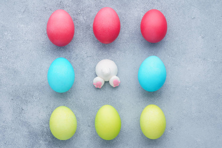 一套彩蛋和有趣的兔子屁股。 复活节装饰概念。