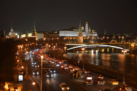 莫斯科河和莫斯科克里姆林宫。 晚上俄罗斯首都的城市景观。