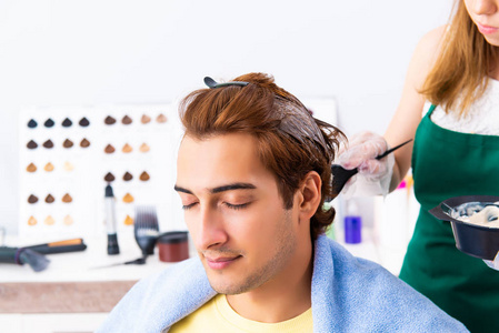 女理发师对男人头发涂染的方法
