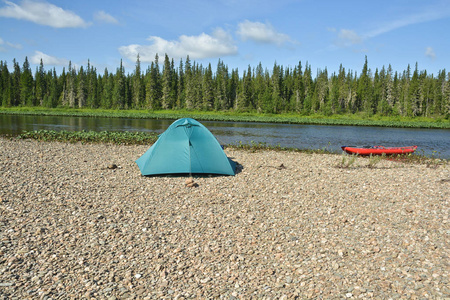 河岸上的皮艇和帐篷。 沿国家公园Yugydva的停车旅行者。