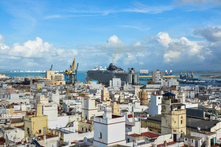 从塔维拉瞭望塔俯瞰卡迪兹的屋顶。 西班牙安达鲁西亚卡迪兹市的俯视图。