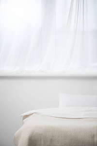 带枕头的卧室有选择性地集中在舒适的床上