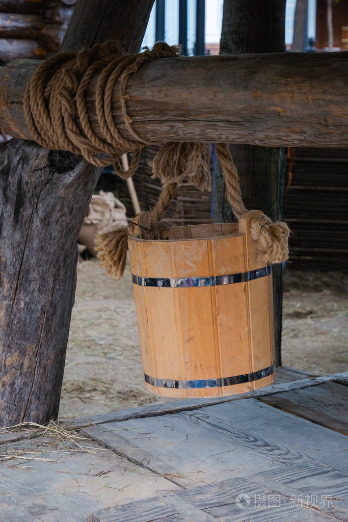 悬挂在地下水井上的木桶
