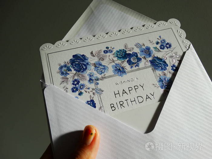 白色信封上面有蓝色的生日贺卡