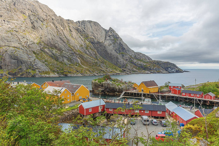 Nusfjord是一个传统的渔村，沿着vestfjorden