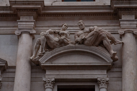 意大利卑尔加莫宫诺沃梅图书馆的第八次大理石展览。 观赏大理石雕像的细节由托比亚维斯科维奇作品。
