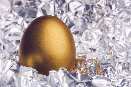 银箔上闪亮的金蛋的图像