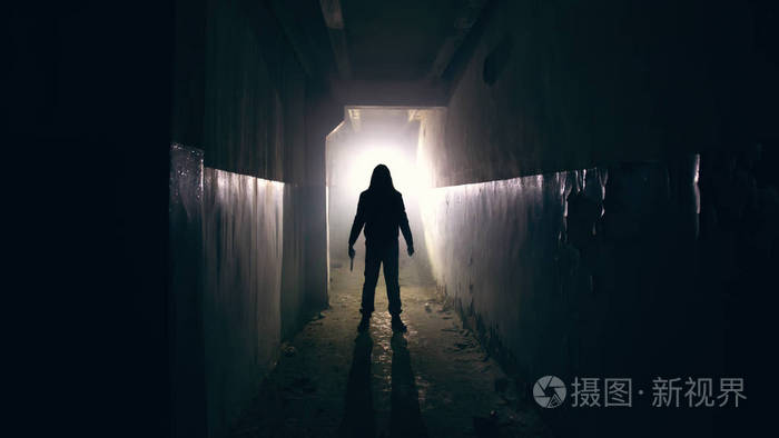 黑暗的令人毛骨悚然和诡异的走廊中的人的剪影