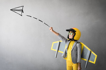 孩子飞行员准备飞行.成功,创新和领导理念照片