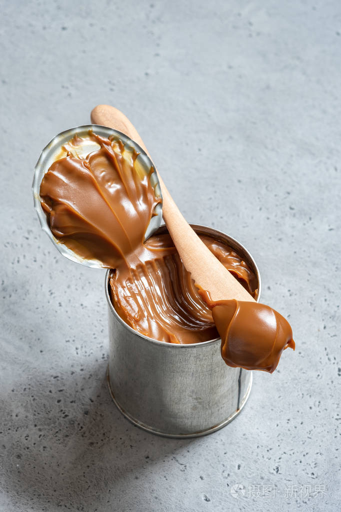 罐头中的甜牛奶