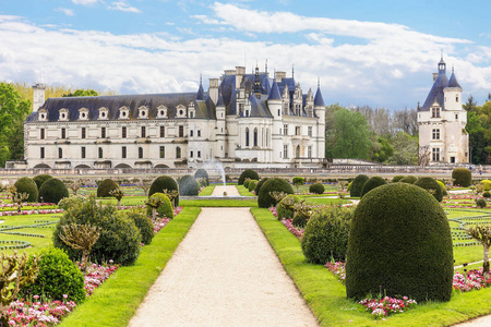 美丽的chateau dechenonceau，穿过花园到达法国卢瓦尔河谷城堡