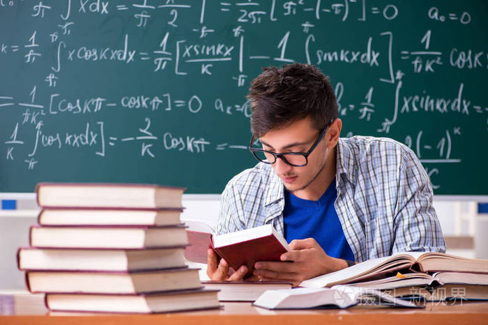 在学校学习数学的年轻男生