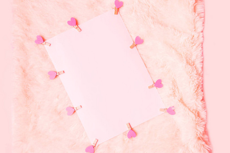 情人节背景，粉红色的心和纸为Kopi规格白色毛皮