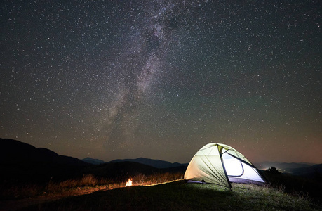 夜间在大树附近的山上露营