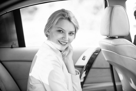 私人助理和司机.商业生活理念.女商人坐在后座上.