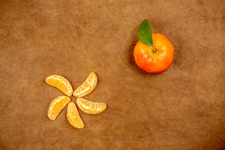 柑桔片或橘子片，叶子分离在复古背景上。 平躺顶部视图。 水果成分
