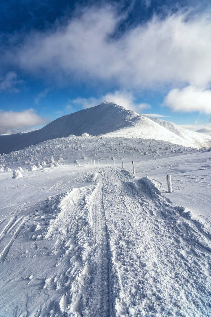 山上覆盖着雪的景观. 山上的雪道.