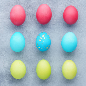 一套五颜六色的复活节彩蛋。 粉红色蓝色和绿色。 平躺着。