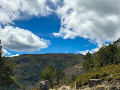 在帕纳德弗朗西亚萨拉曼卡，蓝天和云彩在春天的阴天看山