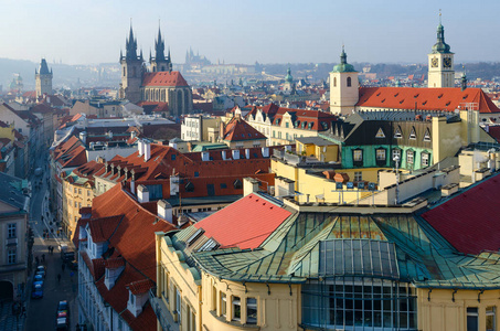 捷克共和国布拉格历史中心美丽的顶景从粉塔